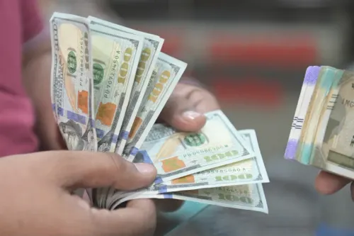 الدولار يتخطى حاجز الـ 7 آلاف جنيه وسلطة الأمر الواقع تشن حملات أمنية مكثفة